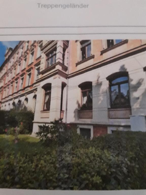 a large white building with windows on the side of it at Ferienwohnung Chemnitz - Kaßberg in Chemnitz