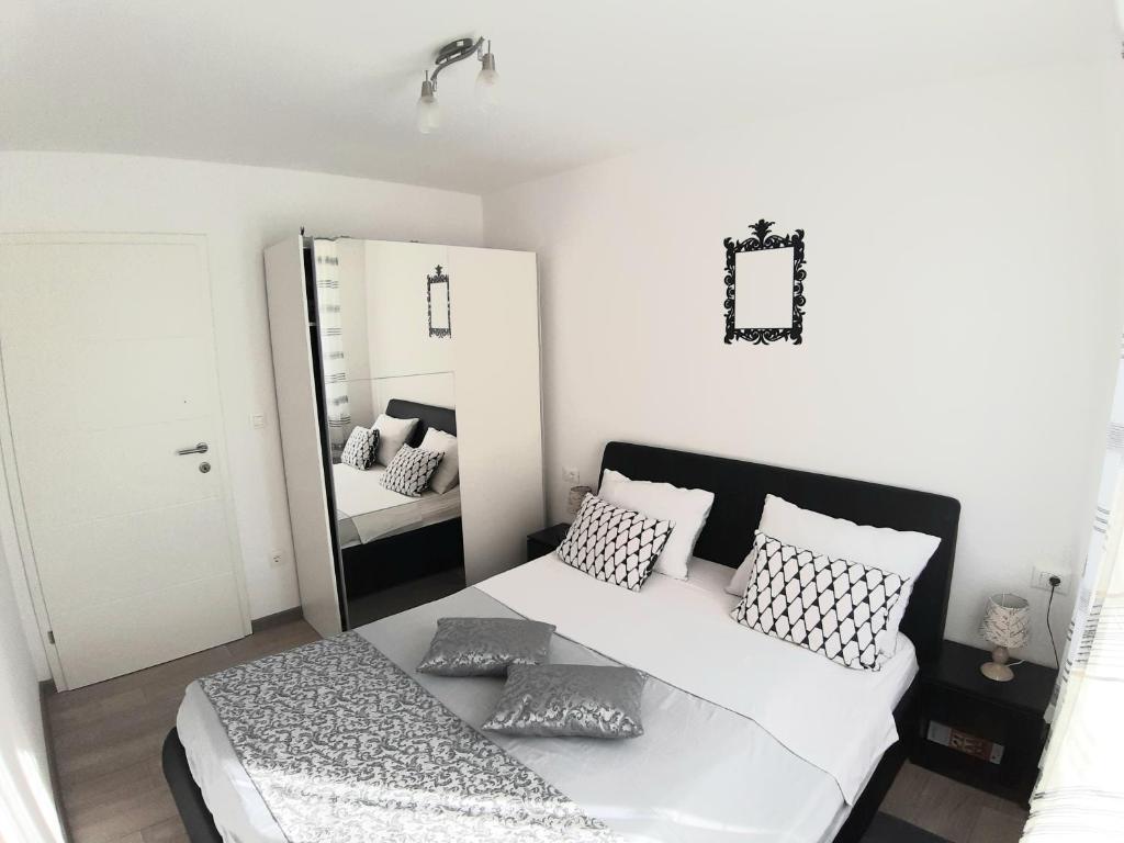 Postel nebo postele na pokoji v ubytování Apartment Enjoy life Makarska 2+2, center