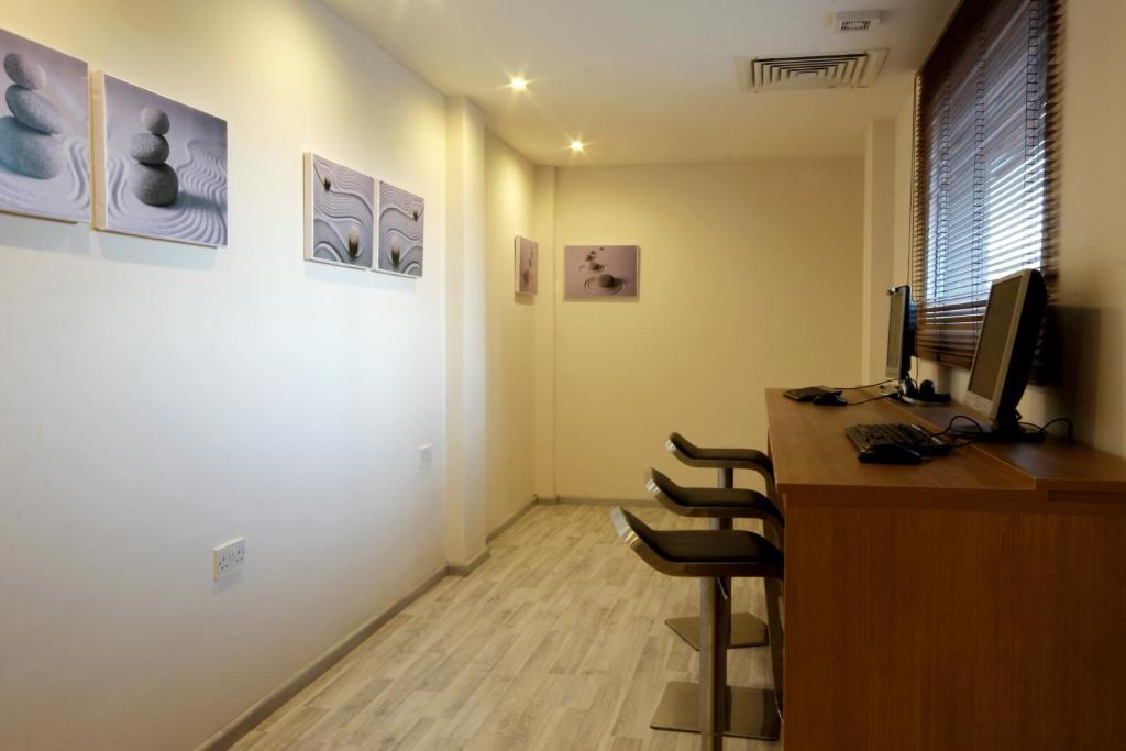 TV a/nebo společenská místnost v ubytování Papouis Protaras Hotel