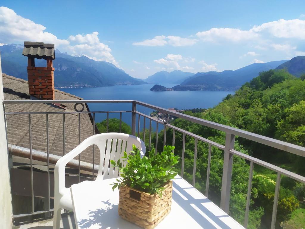 balcón con vistas al lago y a las montañas en Casa del Fra', en Plesio