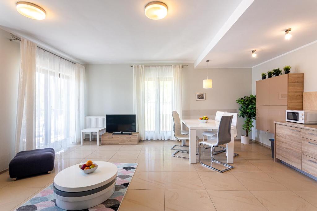 Televízia a/alebo spoločenská miestnosť v ubytovaní Apartament Panorama z widokiem na góry