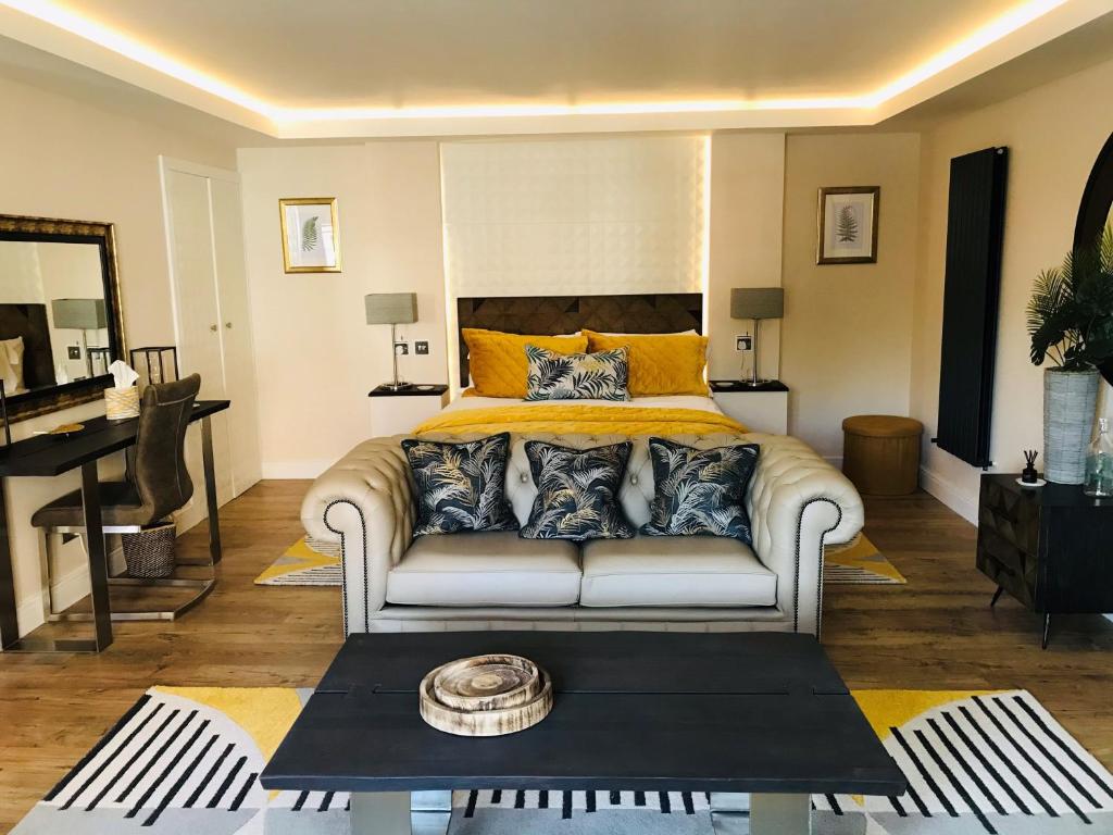 Thorpe ThewlesThe Hideaway Thorpe Thewles的带沙发和床的客厅
