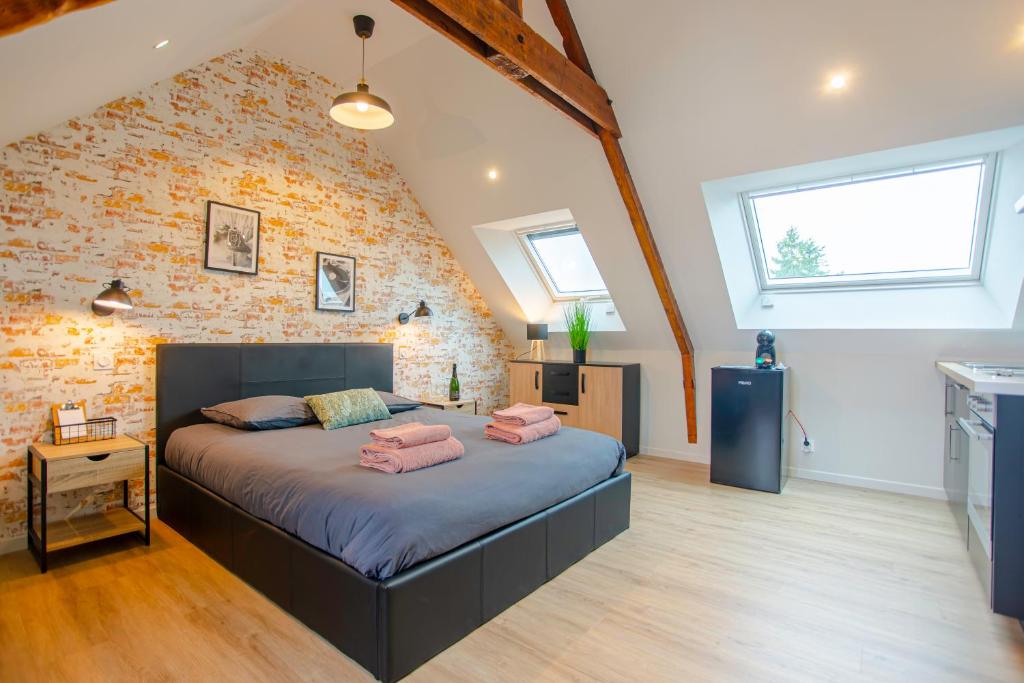 een slaapkamer met een bed met roze handdoeken bij Studios Neufs -Tout Confort - Lorient Centre in Lorient