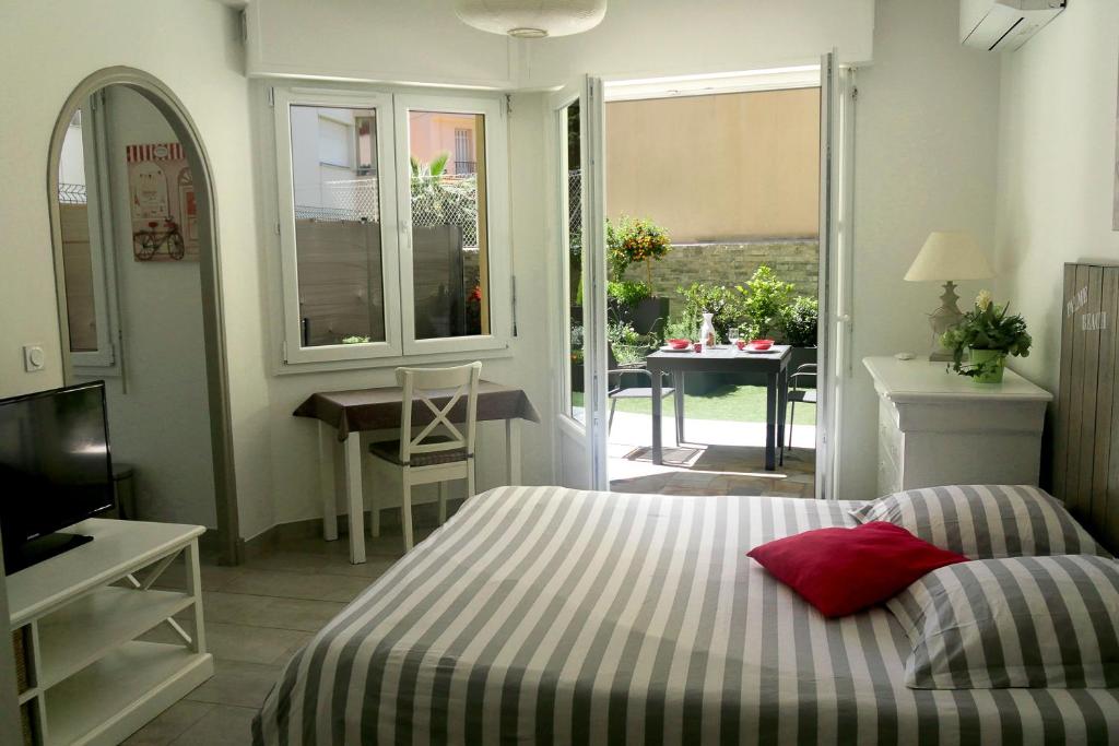 1 dormitorio con cama, mesa y escritorio en Studio Terrasse, en Cannes