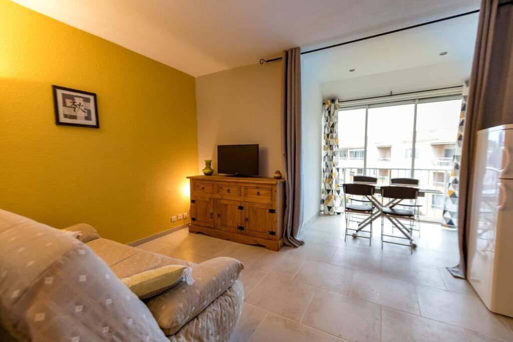 - un salon avec un canapé et une télévision dans l'établissement Beau Studio pour 4 personnes à Fréjus, à Fréjus