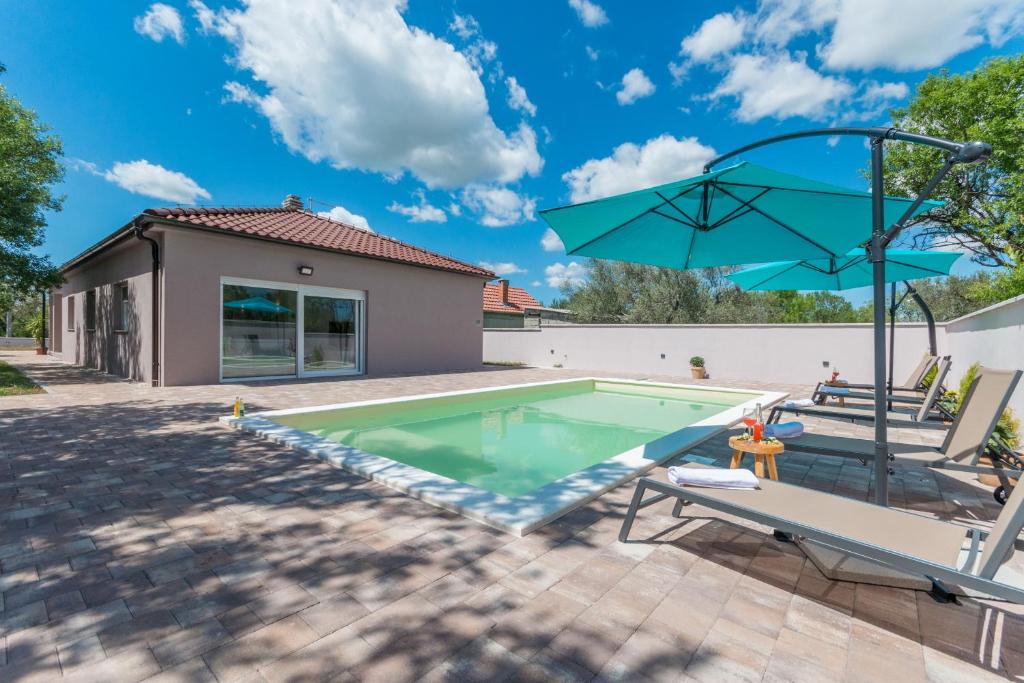 Bazén v ubytování Villa Summer house nebo v jeho okolí