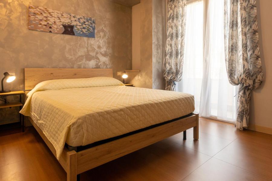 a bedroom with a bed and a window at Qualità è Amore ROOMS in Loreto