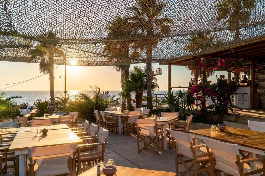 Um restaurante ou outro lugar para comer em Sunset Studios & Rooms