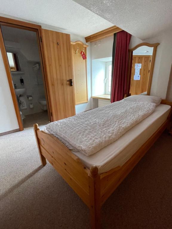 Postel nebo postele na pokoji v ubytování Hotel Bernina Hospiz