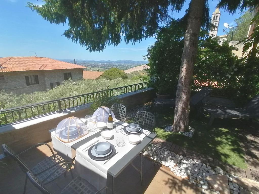 Assisi Garden Suite في أسيسي: طاولة عليها صحون وصحون في الفناء