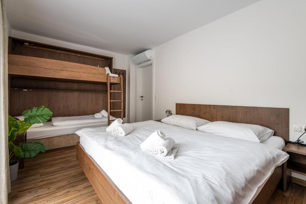 A bed or beds in a room at Amelies Mountain View