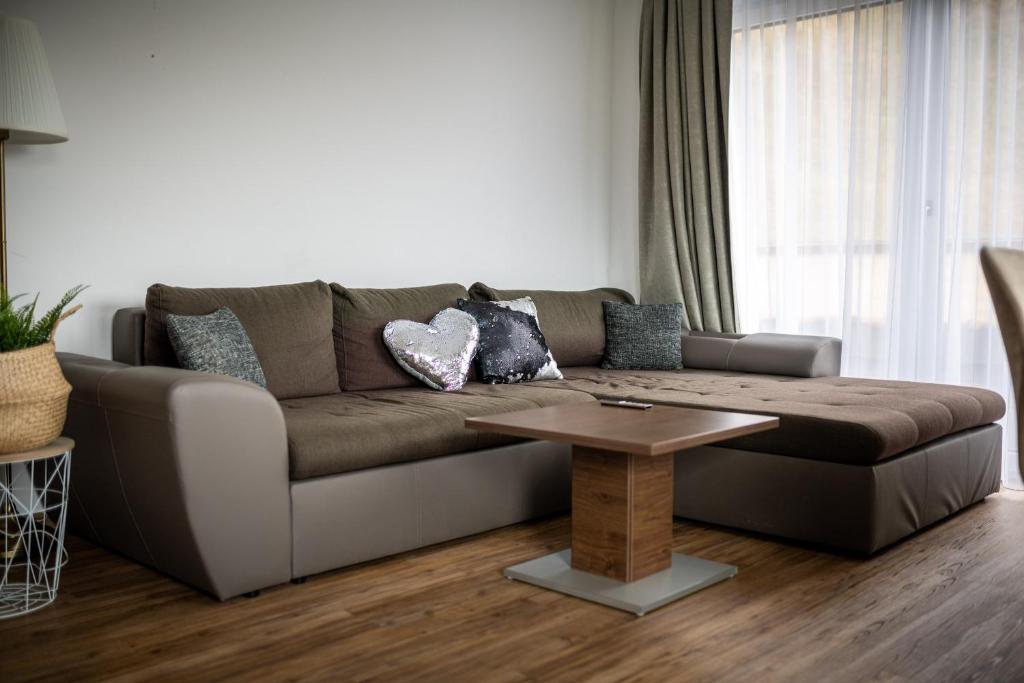 A seating area at Amelies Mountain View