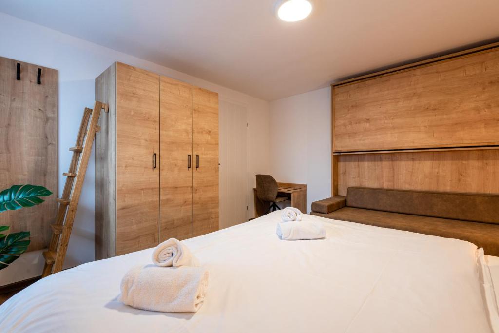 A bed or beds in a room at Amelies Mountain View