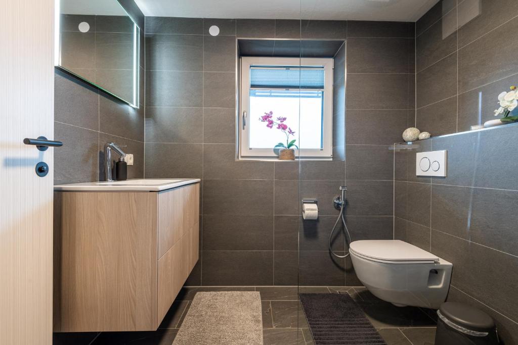 A bathroom at Amelies Mountain View
