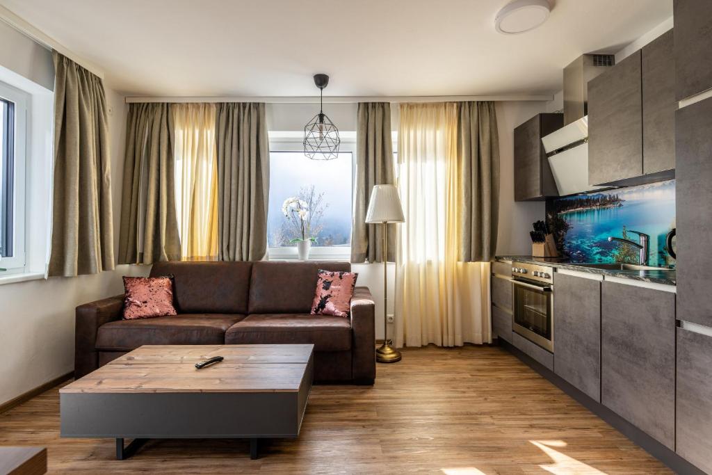 A kitchen or kitchenette at Amelies Mountain View