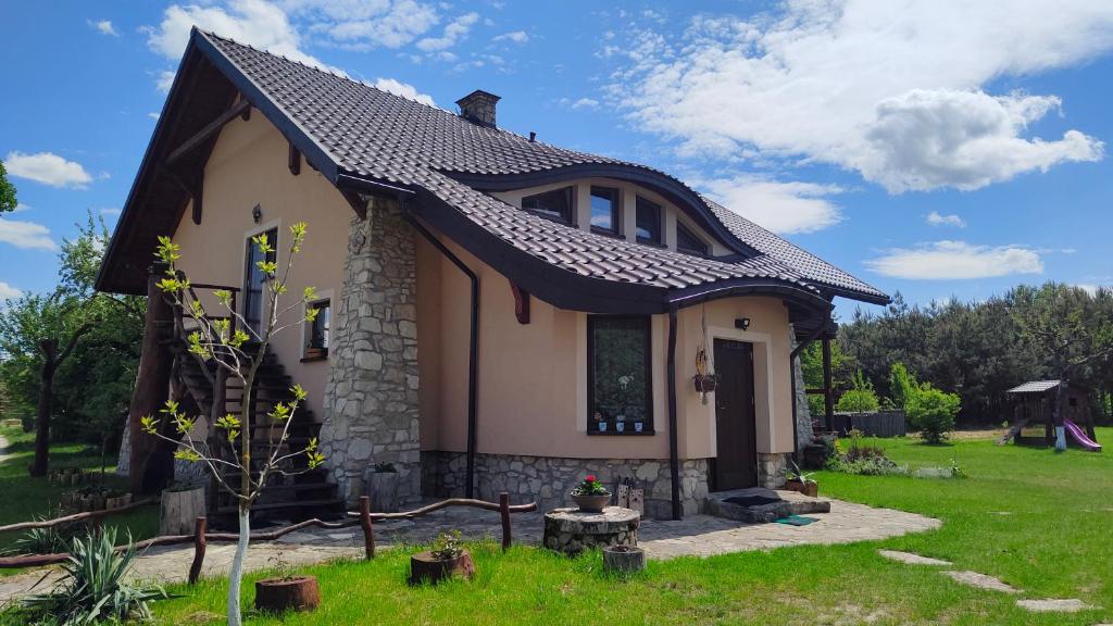 Casa pequeña con techo de baldosa en Hacjenda en Susiec