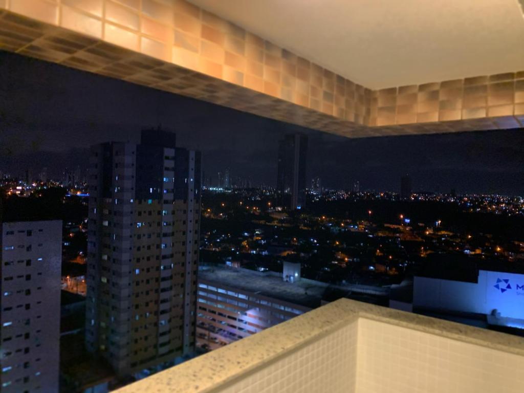 een uitzicht vanaf de top van een gebouw 's nachts bij Manaíra Apart Hotel in João Pessoa