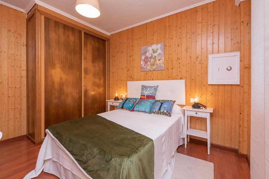 1 dormitorio con 1 cama y 2 mesitas de noche en Holiday Home Vigo Currás Street, en Vigo