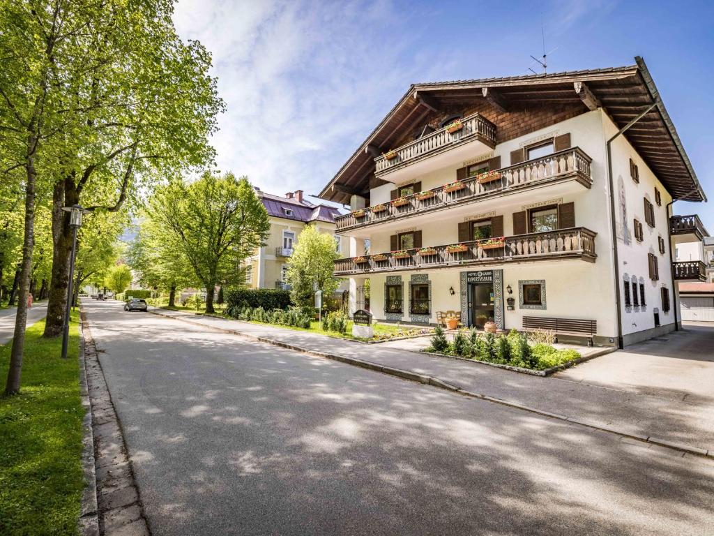 an empty street in front of a building at Hotel Am Rupertuspark in Bad Reichenhall