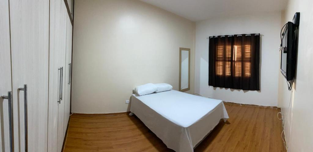 Apartamento para pessoas de família ou a negócio, Ap Grande 3 quartos no Brás próximo igreja Mundial,mercado municipal, 25 de março, templo Salomão, metro Dom Pedro ll, bancos, mercado e etc - Apartamento De Tres Habitaciones
