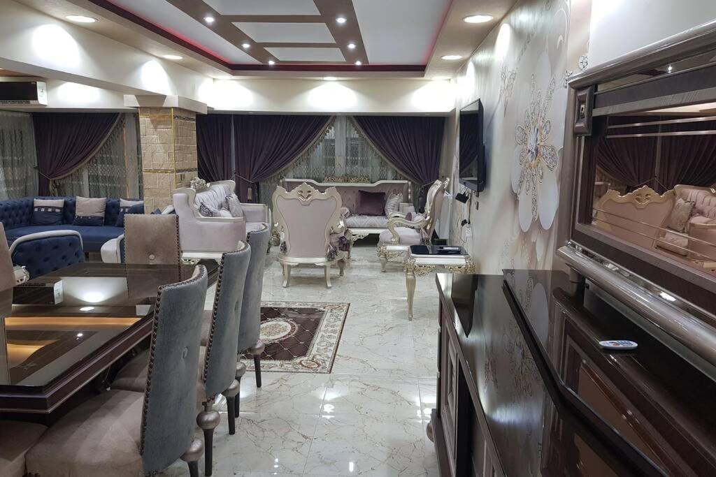 カイロにあるNewly built modern 3 bedroom apartment- Nasr City in CAIRO, EGYPTのリビングルーム(テーブル、椅子、ピアノ付)
