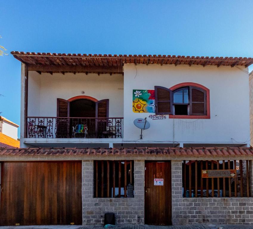 une maison avec un balcon au-dessus dans l'établissement 4 Estações - Arraial, à Arraial do Cabo