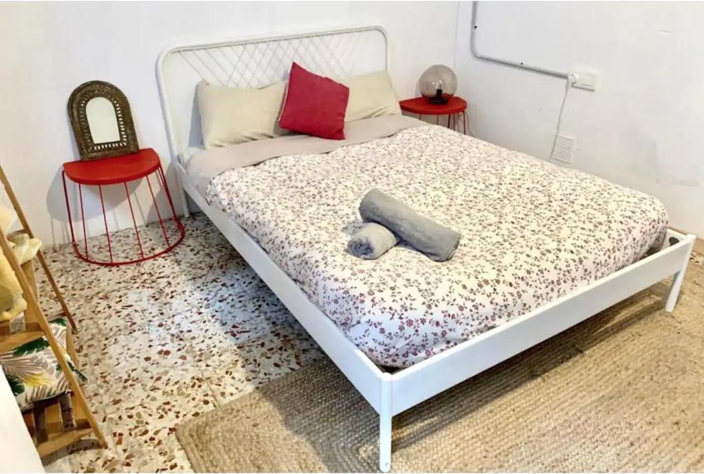 una cama blanca con un animal de peluche sobre ella en Maria Magdalena - Room 4, en Málaga