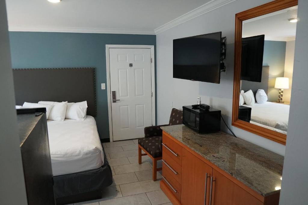 Postel nebo postele na pokoji v ubytování Sunrise Inn