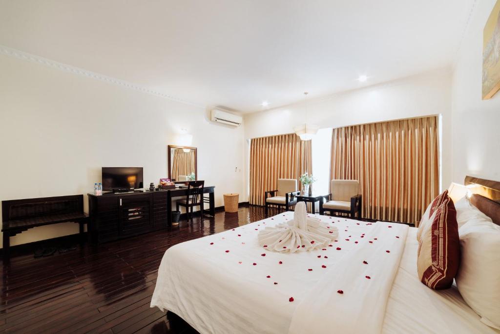Postel nebo postele na pokoji v ubytování White Palace Thai Binh Hotel