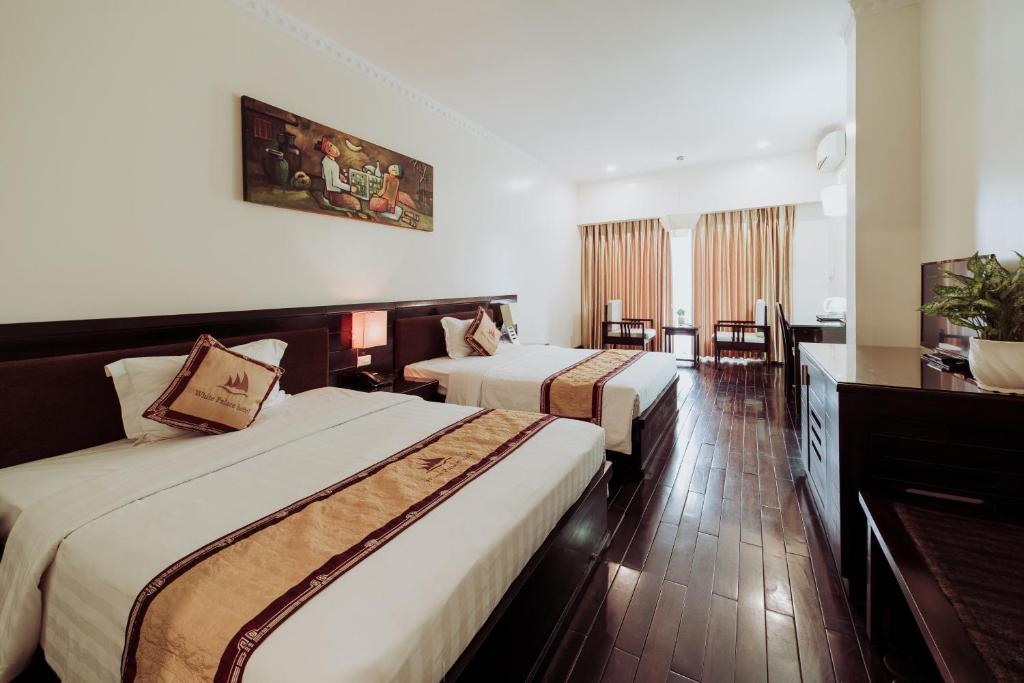 Postel nebo postele na pokoji v ubytování White Palace Thai Binh Hotel