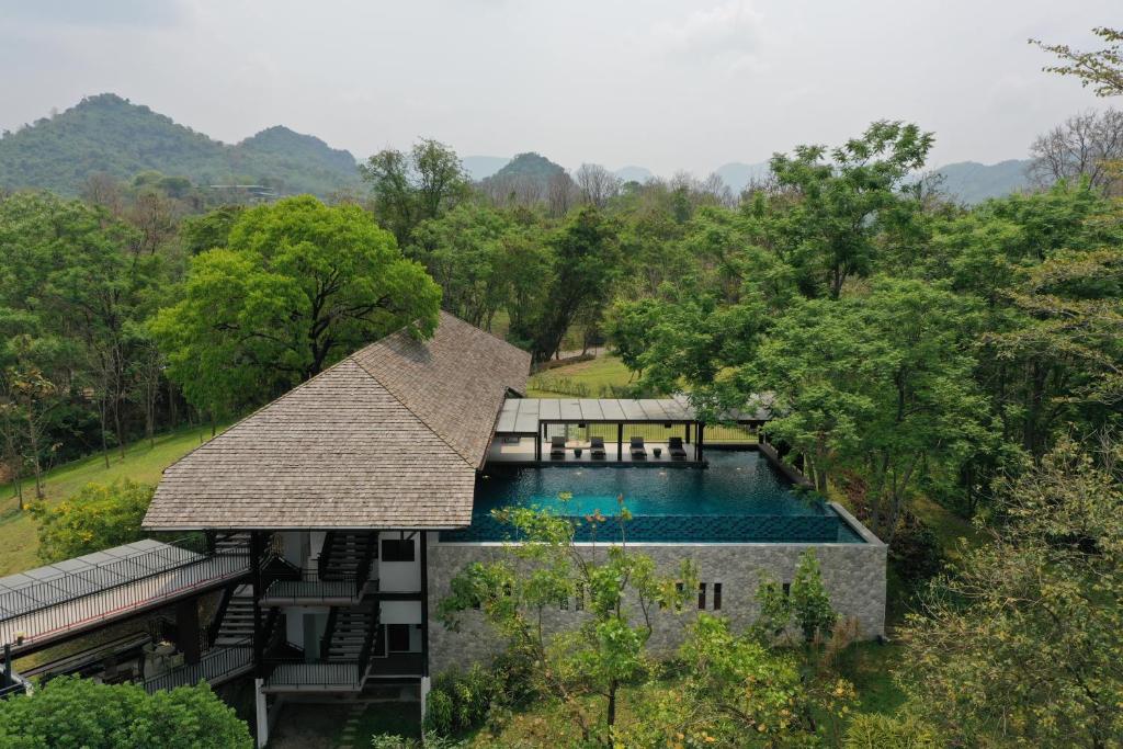 Luftaufnahme eines Hauses mit Swimmingpool in der Unterkunft Rain Tree Khao Yai Hotel in Phayayen