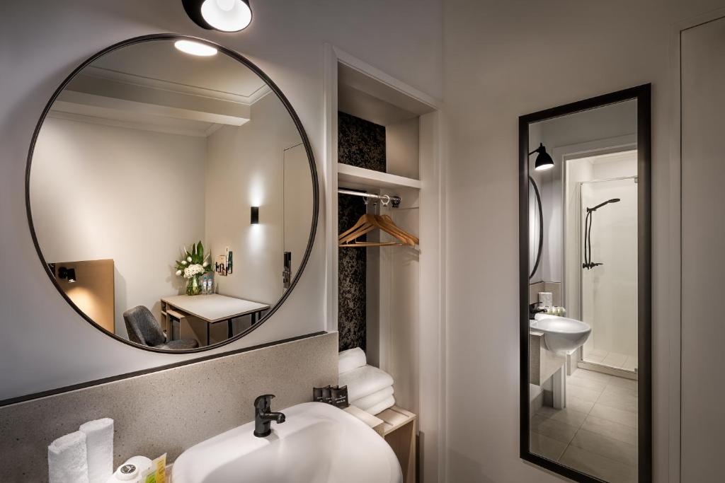 Batman's Hill on Collins - Resim 3