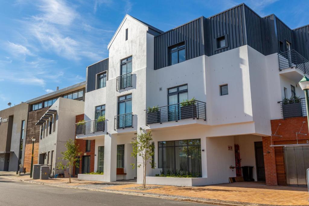 een appartementencomplex met zwart-witte gevels bij Hotel Krige in Stellenbosch