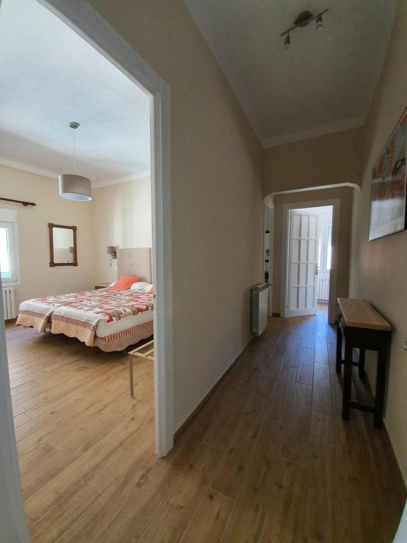 Postel nebo postele na pokoji v ubytování Hostal Canigó