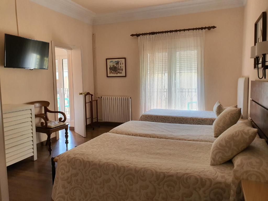 Postel nebo postele na pokoji v ubytování Hostal Canigó