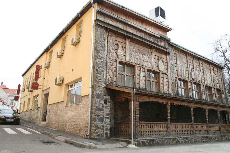 un vieux bâtiment sur le côté d'une rue dans l'établissement Pensiunea Ileana, à Sibiu