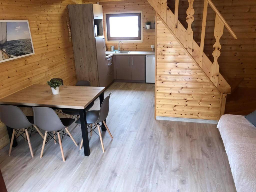 Kuchnia lub aneks kuchenny w obiekcie Domki letniskowe Ibiza