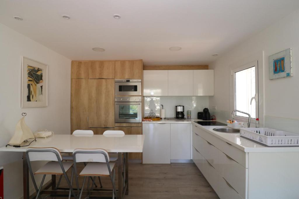 A kitchen or kitchenette at Mimosas C1 - Preciosa vista al mar, piso reformado