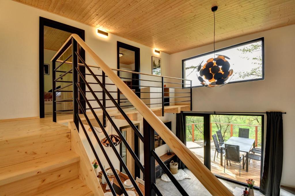 TV a/nebo společenská místnost v ubytování Riverside Cabin