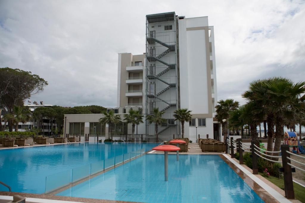 Bazén v ubytování Hotel GRINT nebo v jeho okolí