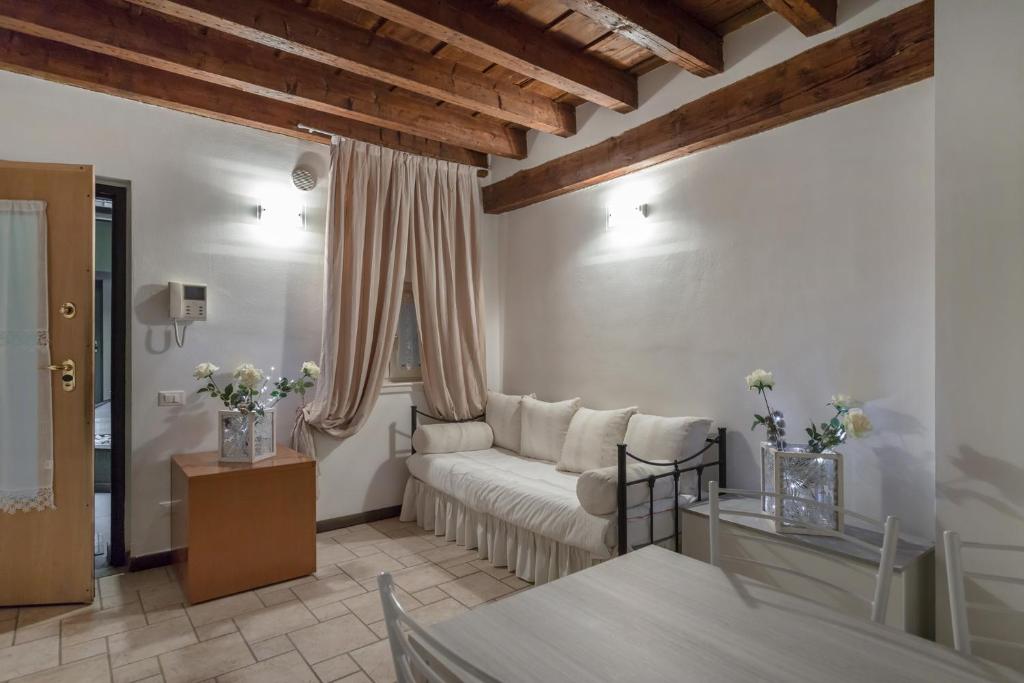un soggiorno con divano e tavolo di San Bernardino 8 - Immobili e Soluzioni Rent a Bergamo