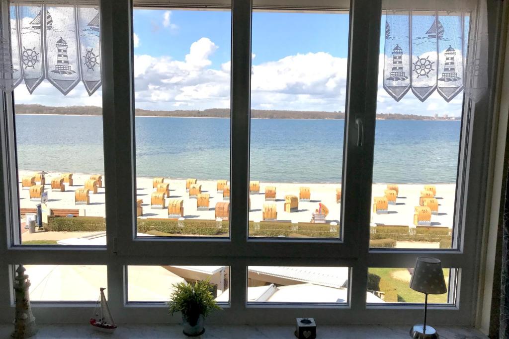 una ventana con vistas al océano a través de ella en Strandhotel 25, en Laboe