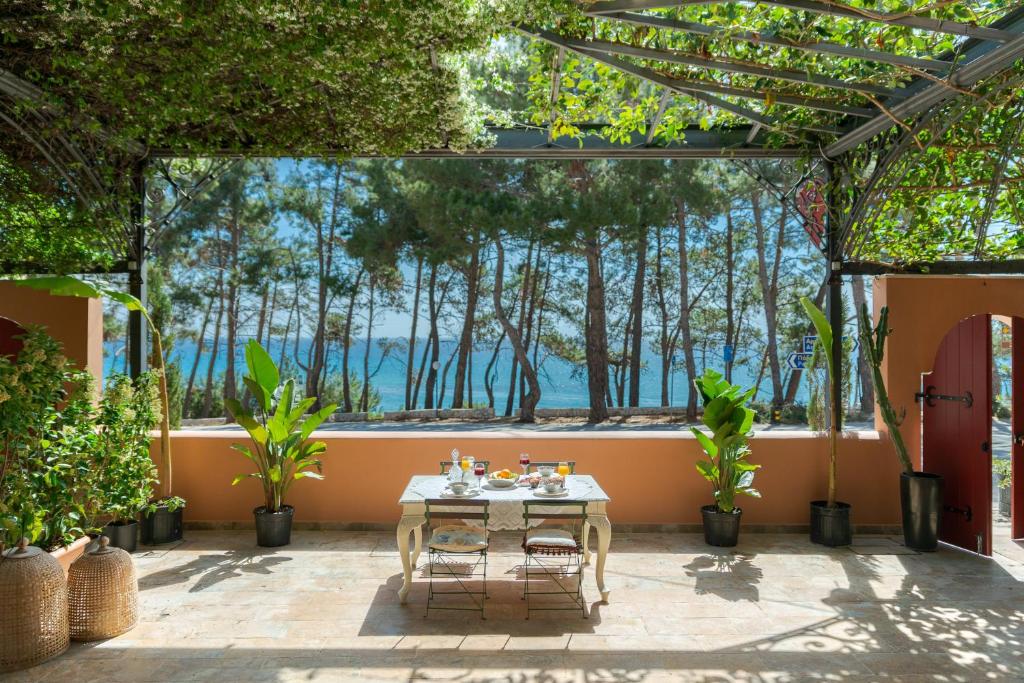 斯卡拉克弗隆尼亞斯的住宿－Scorpios Mansion / Downtown Skala / Seaside，庭院配有桌椅和树木