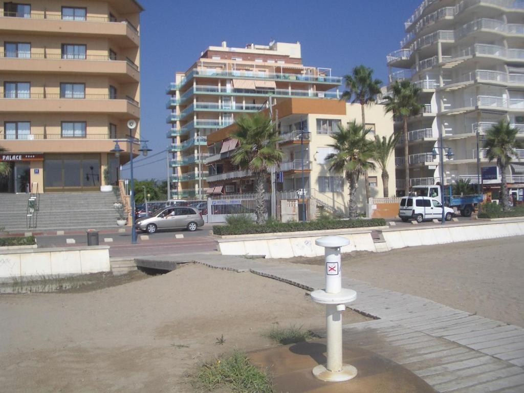 un compteur de stationnement au milieu d'une rue avec des bâtiments dans l'établissement Apartamento luminoso Papa Luna Playa, à Peñíscola