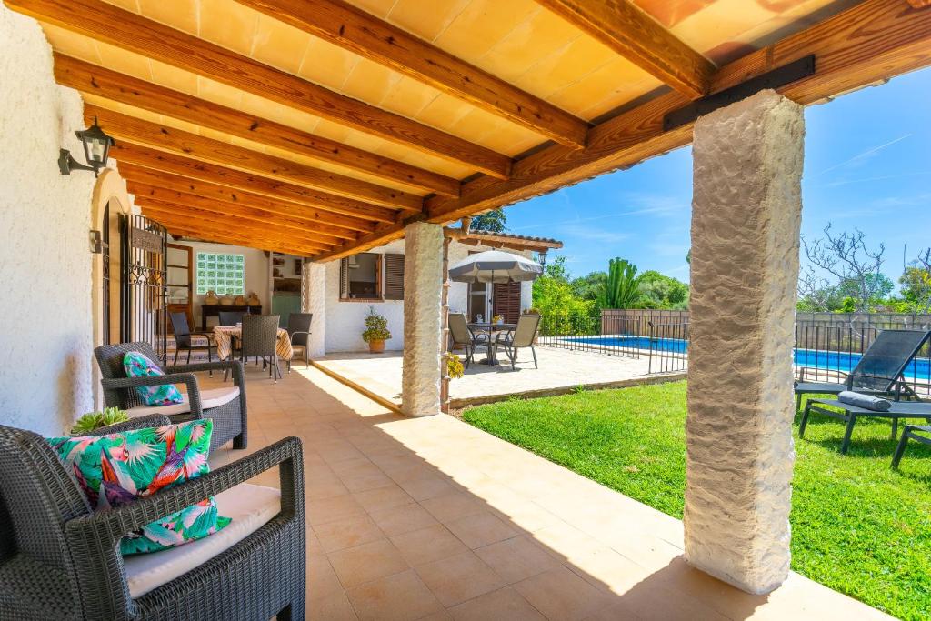 A seating area at Villa Ca na Miracles By SunVillas Mallorca