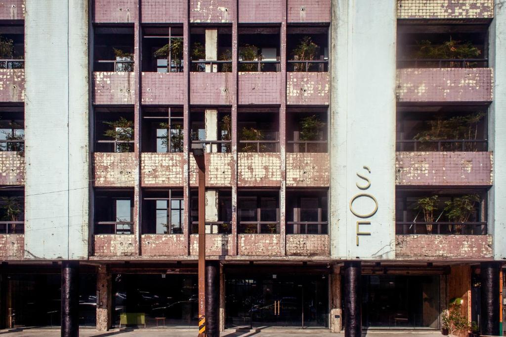 um edifício vazio com um letreiro sónico em SOF Hotel em Taichung