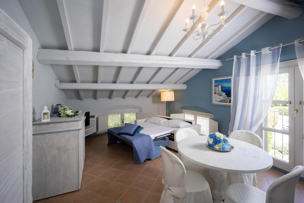 a living room with a bed and a table and chairs at Vecchio Granaio in Pisa