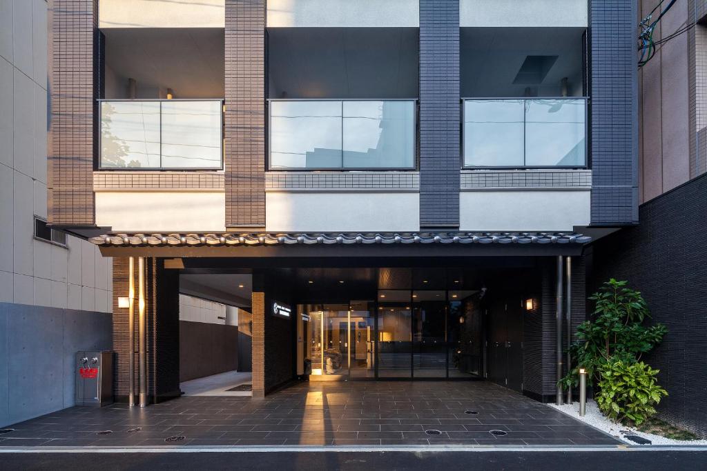 zewnętrzny widok na budynek z wejściem w obiekcie HOTEL SUITE HIROSHIMA HAKUSHIMA w mieście Hiroszima