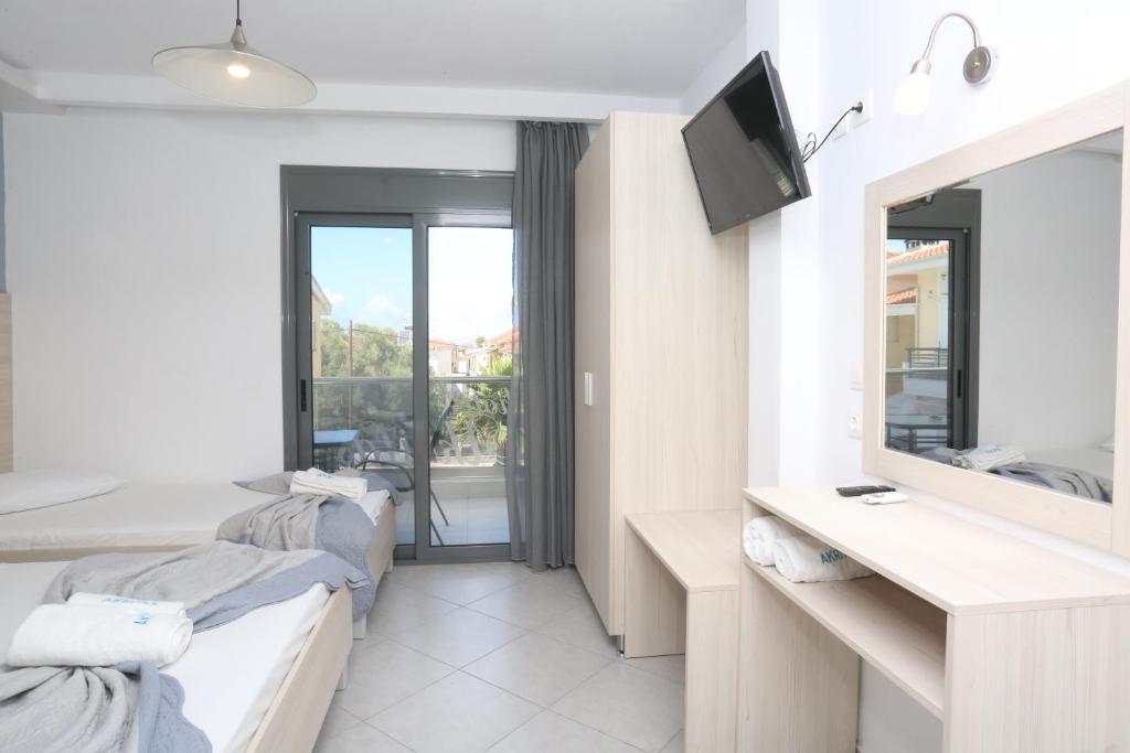 Una cama o camas en una habitación de Akritas Hotel Pefkochori