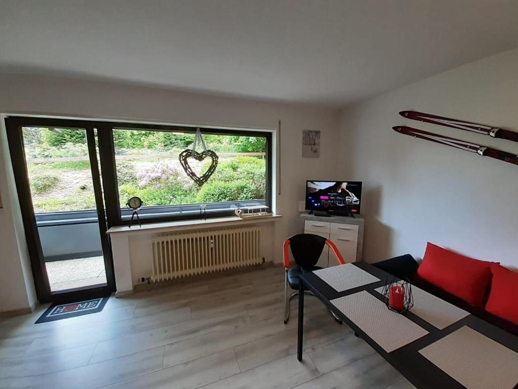 een woonkamer met een bank en een raam bij Ferienwohnung Charlotte in Winterberg